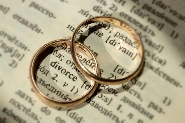 Image of rings removed before divorce mediation Royston